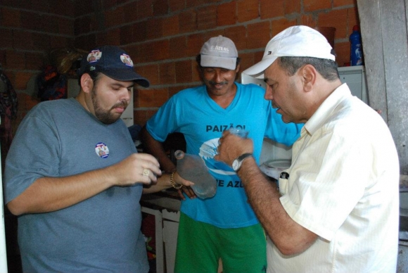Os candidatos Celso Nogueira e o vice Dudu Moreira tomam água juntos