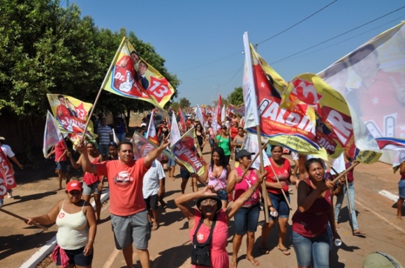 Caminhada e bandeiraço de Valdir Ribeiro paralizou a Cohab Marechal Rondon