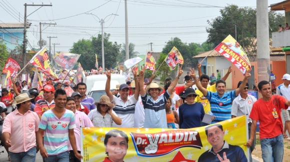 Valdir Ribeiro ouve reclamações por melhorias no bairro Fronteira