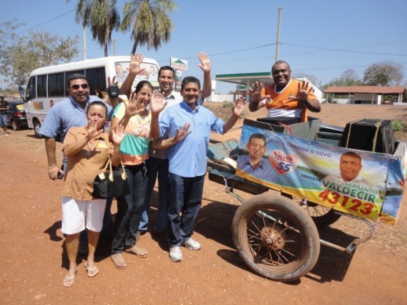 Valter Sampaio faz campanha no bairro Laje nesta quinta-feira