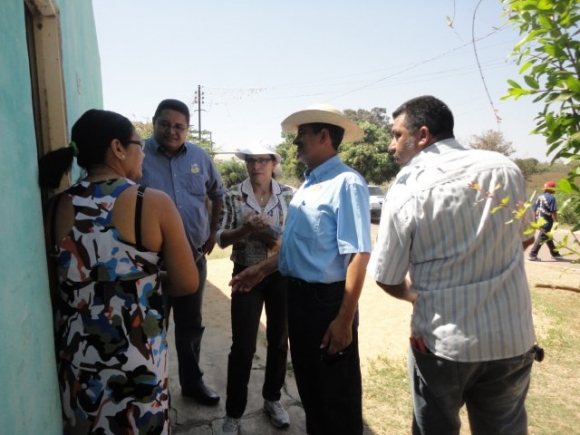 Valter Sampaio faz visitas a moradores na área central de Leverger