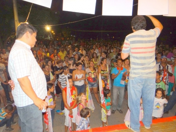 Coligação de Valdir Ribeiro realizou comício na sede do distrito no sábado