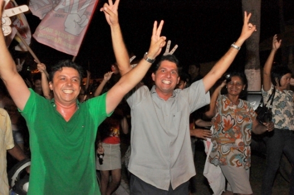 O prefeito eleito Dr. Valdir concede entrevista na Rio Abaixo nesta sexta