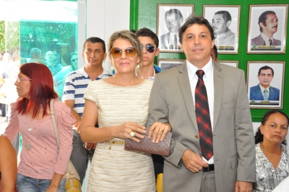 Valdir Ribeiro e os vereadores tomaram posse na sede do Poder Legislativo