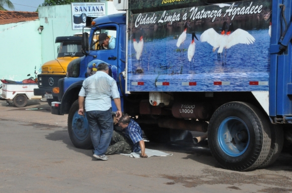 Caminhão de lixo indicado por 