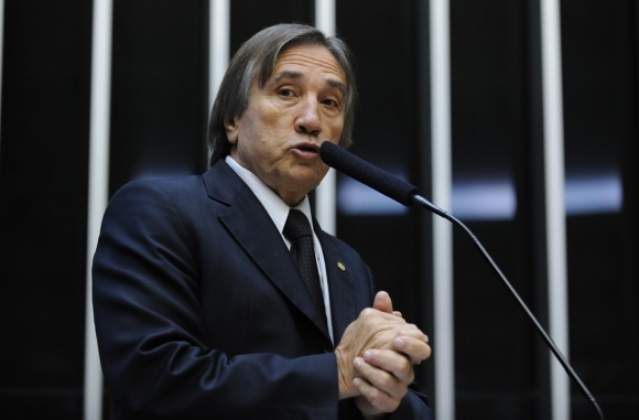 Pressionados, deputados arquivam PEC 37; um deputado de MT vota contra