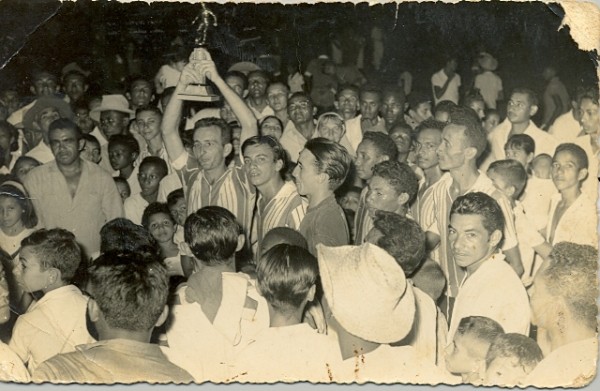 Campeões levantam o troféu, Há 46 anos