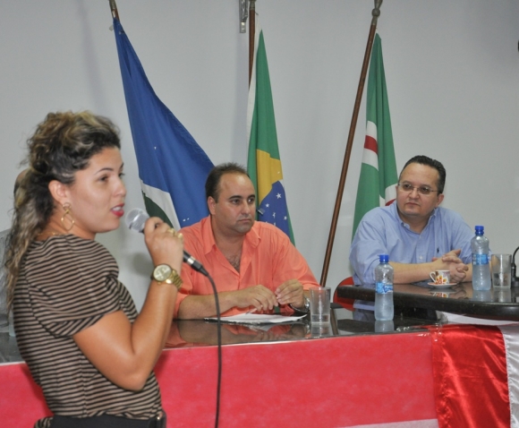 No PDT como membro da Comissão Provisória, assina ficha de filiação no P