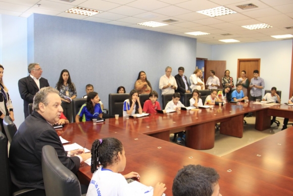 Aluna da Varginha participa de reunião com presidente da AL, e vai ao Congresso Nacional no f