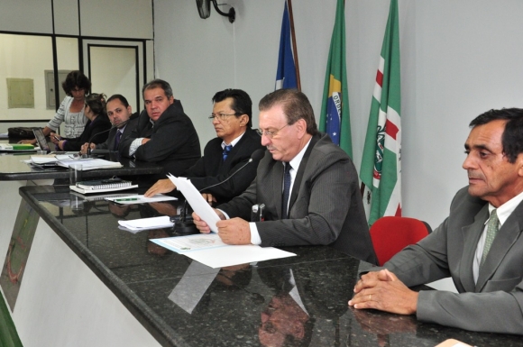 Câmara instala CPI e por 8 votos a 3 afasta o prefeito Valdir Ribeiro