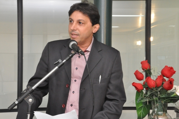 Prefeito evita notificação, obtém liminar e permanece no cargo