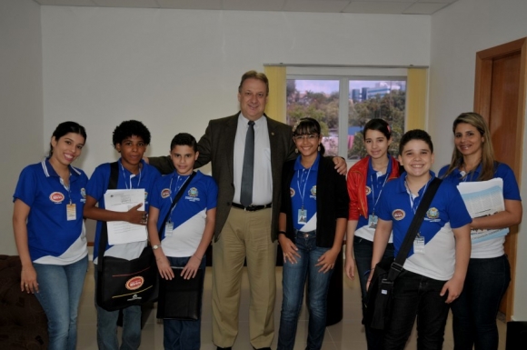 Deputados mirins entregam projetos de lei à Mesa Diretora da AL 