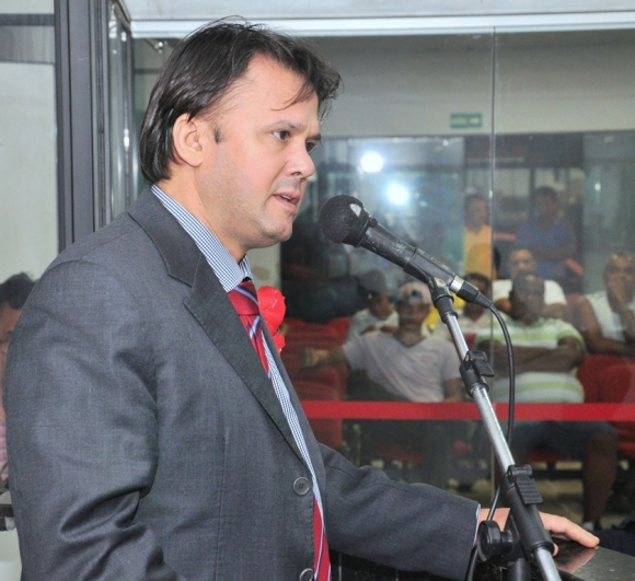 Assessor Jurídico usou da Tribuna para defender a permanência do prefeito no cargo