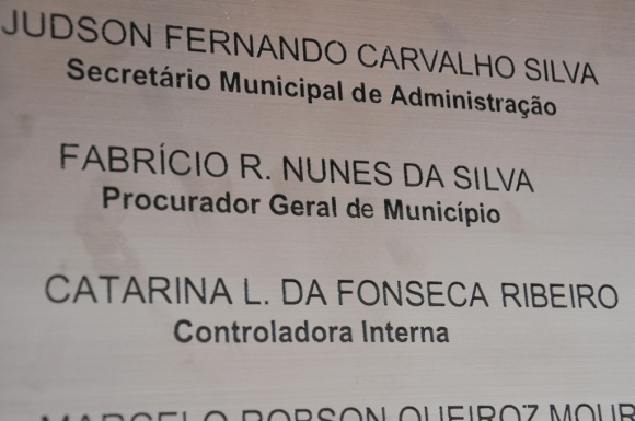 Secretária inaugura obra inacabada, 