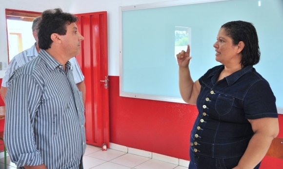 Em meio a uma greve, secretária pede atribuição de aulas e deverá assumi