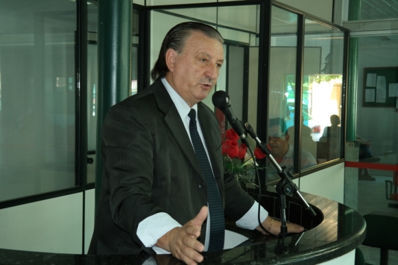 Vereador descobre moto-niveladora supostamente escondida na Fazenda da UFMT e coloca 