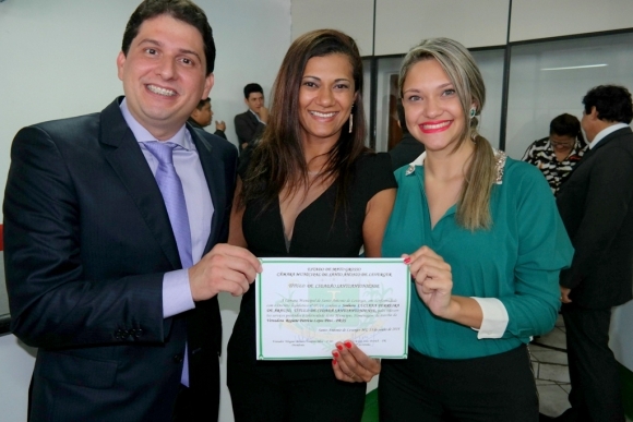 Vice-prefeito reaparece em ato público e prestigia a sogra em sessão solene da C??