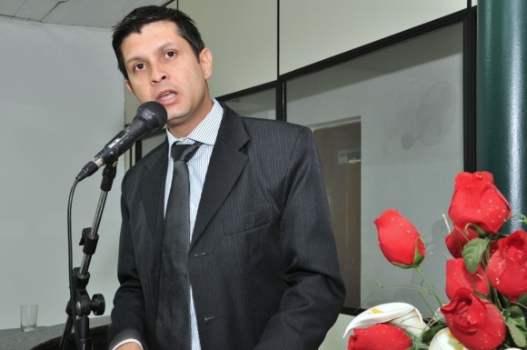 Vereador não consegue localizar ex prefeito Harrison e devolve intimação para C