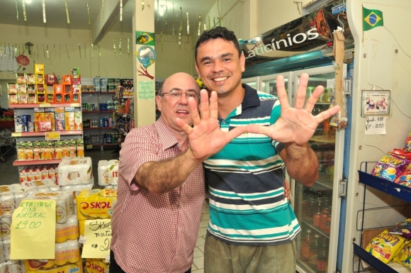 Riva faz Caminhada, inflama colaboradores e recebe apoio de empresários e moradores 