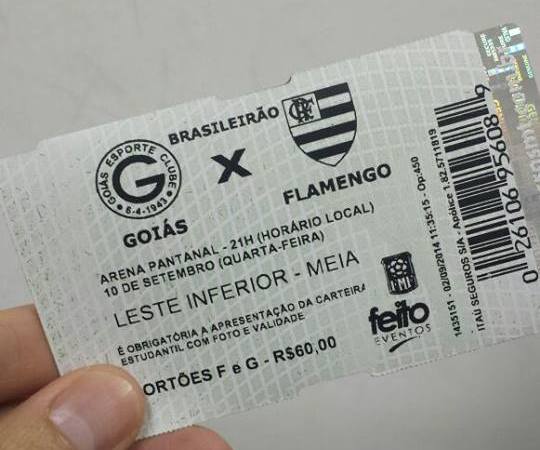 Filas enormes se formam em pontos de vendas de ingressos para jogo Flamengo e Goiás