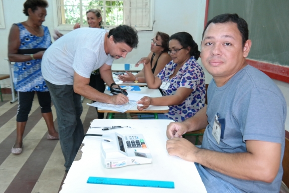 Após várias tentativas, prefeito vota e antecipa vitória de Dilma
