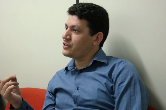 EM QUEM ACREDITAR? NO NOVO OU NO VELHO? NO SANTO DE CASA OU NO FORASTEIRO