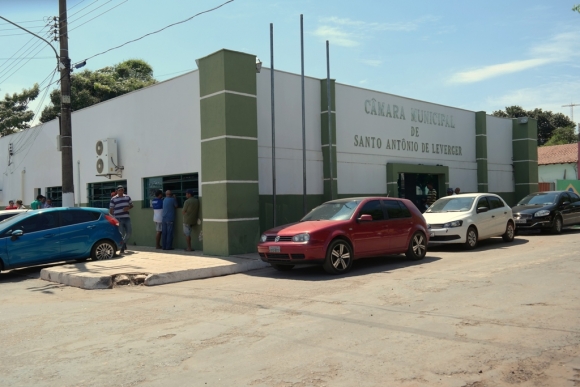 Falta de quórum faz sessão de julgamento de contas de Valdir Ribeiro ser adiada