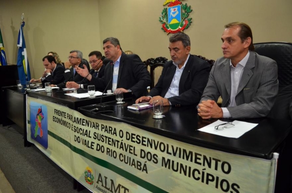 Após sanção da lei da redivisão, prefeito e vereadores de Leverger podem