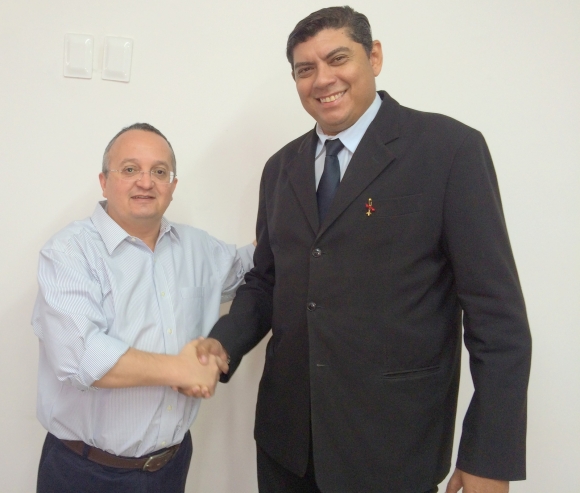 Com apoio de Taques, candidato aposta no sentimento do 