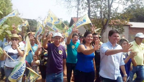 Valdirzinho e Francieli fazem campanha na zona rural de Santo Antônio