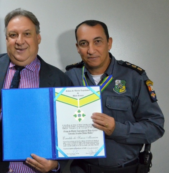 Oficial que já comandou a 3ª CIPM de Leverger é condecorado com a Comenda Filin