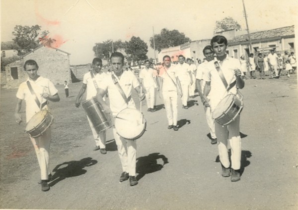 Há 46 anos em 1963 alunos da fanfarra desfilavam no aniversário da cidade