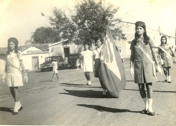 Há 46 anos, alunas desfilavam no aniversário de Santo Antônio