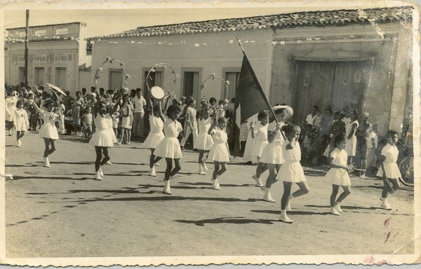 Há 46 anos, estudantes realizavam apresentação em desfile escolar