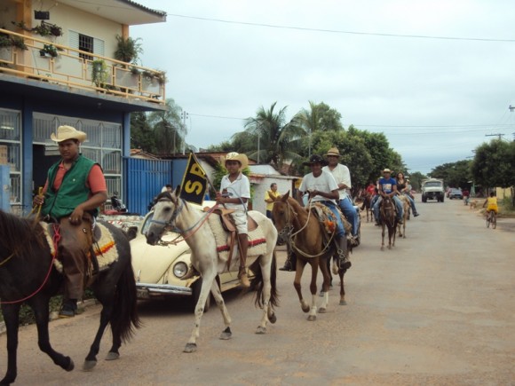 CAVALEIROS E DAMAS NA CAVALGADA DO SINDICATO RURAL 
