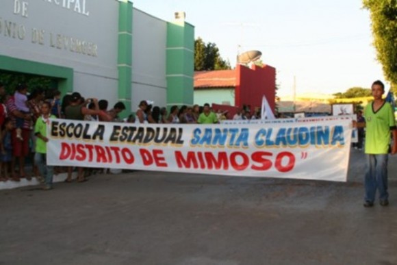 ESCOLAS PÚBLICAS REALIZAM DESFILE CÍVICO EM LEVERGER