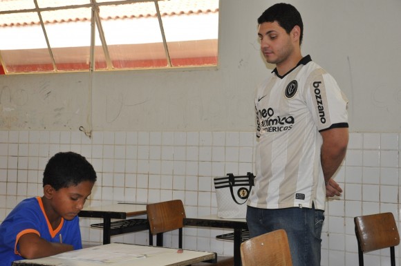 Aluno é observado por fiscal na Olimpíada da Matemática na Hermes