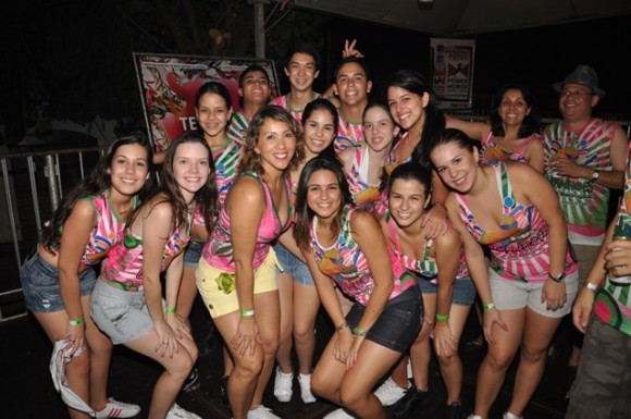 Mulheres agitam o domingo de carnaval no 