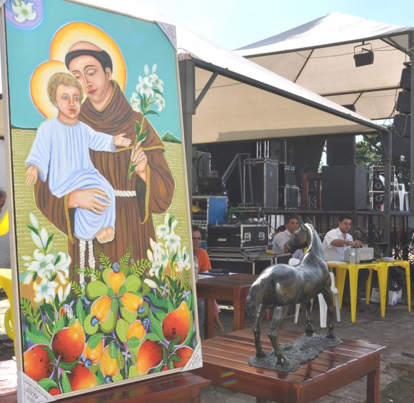 Leilão marca segundo dia da Festa da Paróquia de Santo Antônio