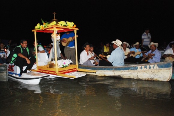 Reveja a missa e procissão fluvial da Festa de Santo Antônio em 2010