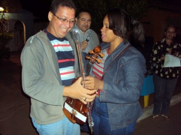 Há dois anos, Escola de Música recebia 12 violinos em Comodato
