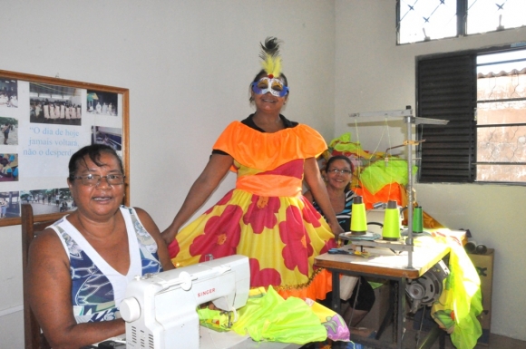Costureiras trabalham com entusiasmo para aprontar as fantasias 