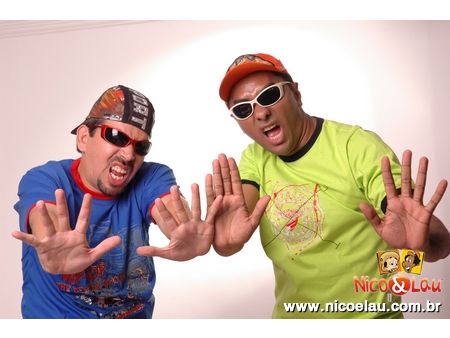 Sesi contrata os humorisrtas Nico e Lau por R$ 150 mil