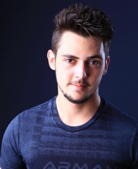 Sem empatia com público, filho de SIlval faz show sofrível e com vaias