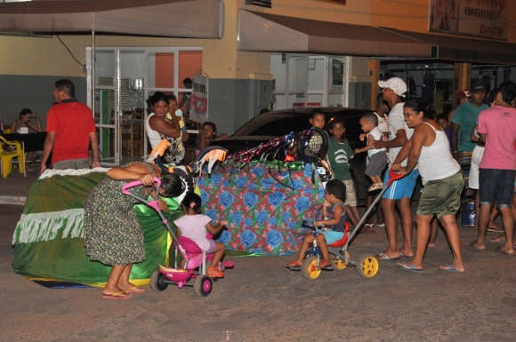 Figura folclórica do Boi-a-Serra da Fronteira dá inicio ao Carnaval de Santo Ant??