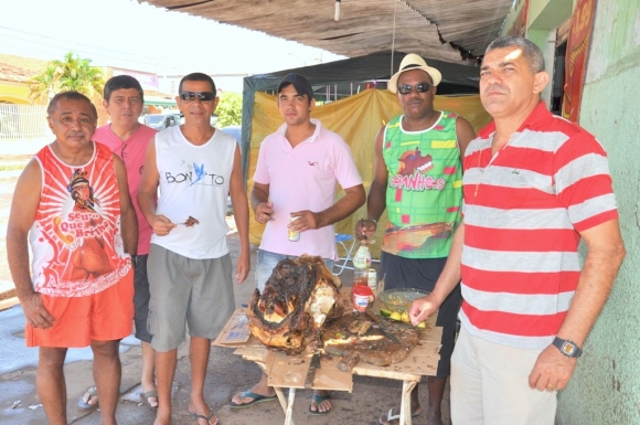 Amigos e conterrâneos se reúnem em Santo Antônio para comer 
