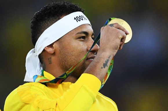 Ouro no futebol dá a cada jogador R$ 500 mil. Rafaela ganhou R$ 35 mil