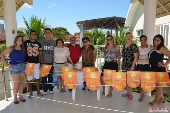 Fiéis do Senhor Divino se reúnem em Leverger para confecção de bandeirol