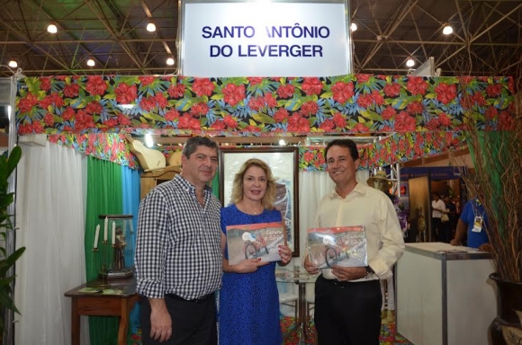 Governador interino de MT visita stand de Santo Antônio na FIP