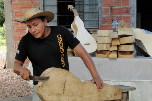 O som inigualável da viola de cocho pelas mãos de Mestre Alcides